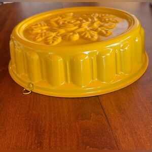 Yellow Floral Metal Bundt Pan - Classic Home Kitchen Bake Mold. 10”X3”